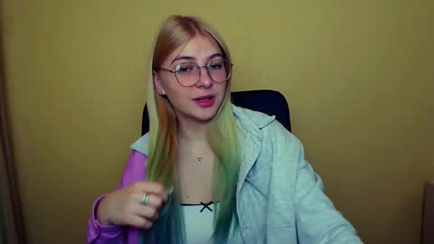 Snapshot of luna_lush_ chatting on 01/21/25, 08:30 Luna online show from 01/21/25, 08:30