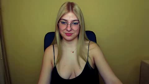 Snapshot of luna_lush_ chatting on 01/22/25, 08:29 Luna online show from 01/22/25, 08:29