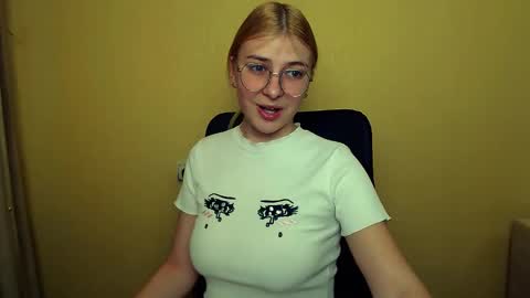 Snapshot of luna_lush_ chatting on 01/30/25, 09:47 Luna online show from 01/30/25, 09:47