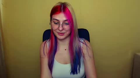 Snapshot of luna_lush_ chatting on 02/21/25, 12:17 Luna online show from 02/21/25, 12:17