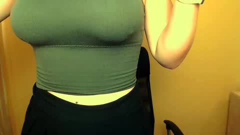 Snapshot of luna_lush_ chatting on 02/28/25, 11:03 Luna online show from 02/28/25, 11:03