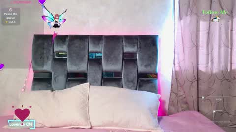 luna_sophya online show from 10/19/25, 07:36