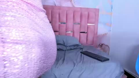 Snapshot of luna_sweeett_ chatting on 01/24/25, 06:25 Luna online show from 01/24/25, 06:25