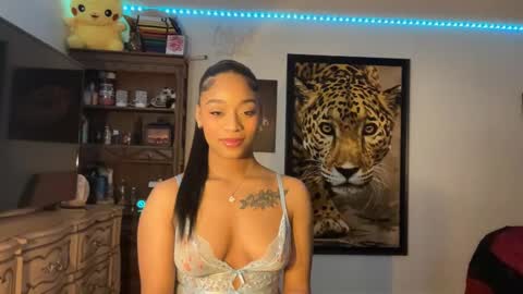 lunaa_11 online show from 01/04/25, 05:27