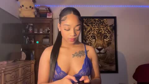 lunaa_11 online show from 02/28/25, 10:06