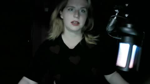 Snapshot of lunamystique_ chatting on 10/04/25, 08:18 lunamystique_ online show from 10/04/25, 08:18