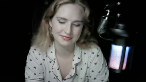 Snapshot of lunamystique_ chatting on 10/06/25, 08:39 lunamystique_ online show from 10/06/25, 08:39