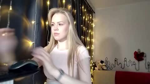 lunapeony online show from 12/04/25, 06:23