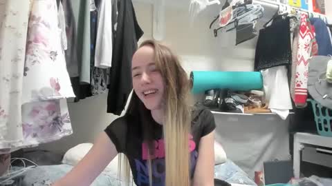 Snapshot of lunapixie2020 chatting on 12/05/24, 07:05 lunapixie2020 online show from 12/05/24, 07:05