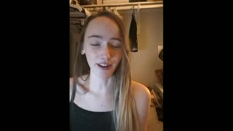 Snapshot of lunapixie2020 chatting on 01/18/25, 10:39 lunapixie2020 online show from 01/18/25, 10:39