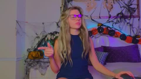 Luna Rishi online show from 10/21/25, 11:44