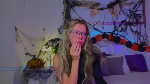 Luna Rishi online show from 10/24/25, 11:50