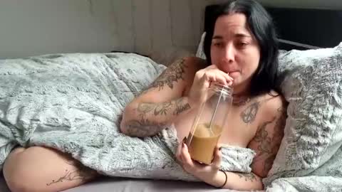 Snapshot of lunaticminx chatting on 01/22/25, 12:06 Luna powered by bitch dust online show from 01/22/25, 12:06