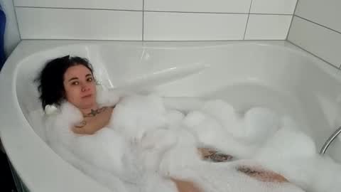 Snapshot of lunaticminx chatting on 11/24/25, 02:06 Luna powered by bitch dust online show from 11/24/25, 02:06