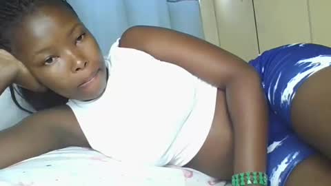 Snapshot of lustrousnerd chatting on 10/26/25, 03:12 Noreh online show from 10/26/25, 03:12