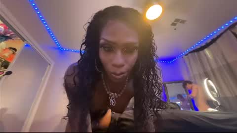 Snapshot of luvvlee chatting on 09/15/25, 11:49 luvvlee online show from 09/15/25, 11:49