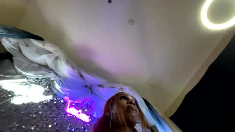 Snapshot of luvvlee chatting on 10/03/25, 08:22 luvvlee online show from 10/03/25, 08:22