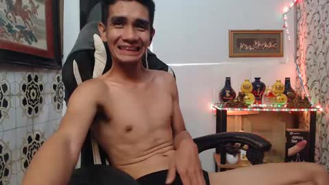 Snapshot of lyubovmoya3 chatting on 12/27/24, 06:03 SWEETPINOY online show from 12/27/24, 06:03