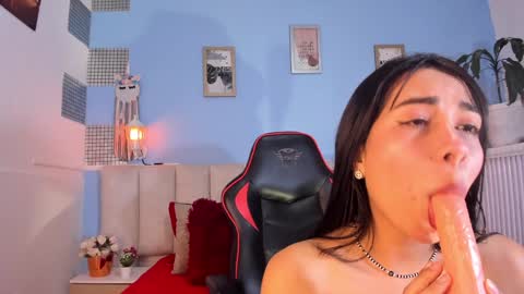 Snapshot of lyzzi_smith01 chatting on 12/04/24, 07:56 Lizzy smith online show from 12/04/24, 07:56