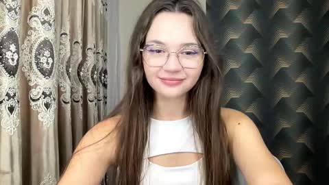 Snapshot of madalenesnedeger chatting on 09/19/25, 04:36 Alexa online show from 09/19/25, 04:36