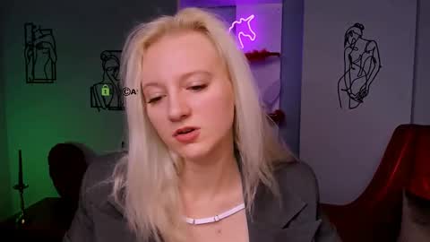 Snapshot of madam_ulis chatting on 03/12/25, 08:41 Ulis online show from 03/12/25, 08:41