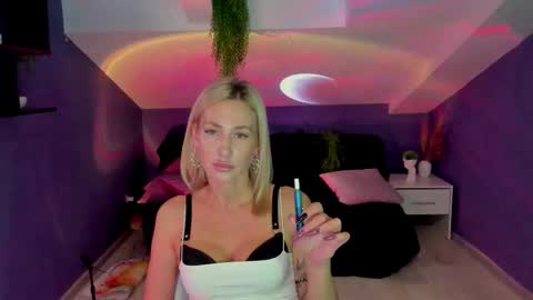 Snapshot of madammilly chatting on 09/29/25, 06:18 Evelyn online show from 09/29/25, 06:18