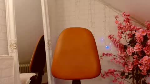 Snapshot of madlyn_dee chatting on 03/02/25, 11:20 Leena online show from 03/02/25, 11:20