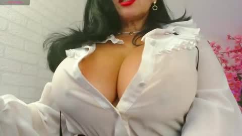 Snapshot of madlyn_dee chatting on 10/04/25, 06:17 Leena online show from 10/04/25, 06:17