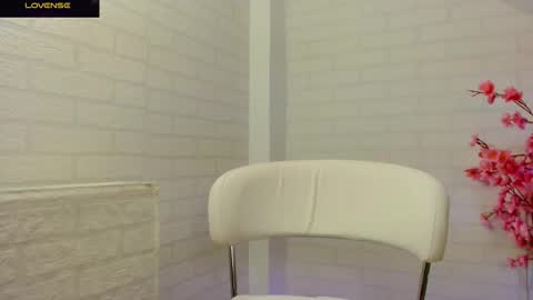 Snapshot of madlyn_dee chatting on 11/11/25, 08:31 Leena online show from 11/11/25, 08:31