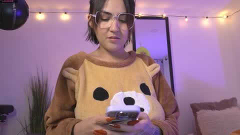 Snapshot of maeeve_ chatting on 12/25/24, 11:10 Maeve schedule 11 am- 530 pm colombia time online show from 12/25/24, 11:10