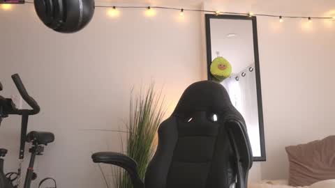 Snapshot of maeeve_ chatting on 01/01/25, 06:38 Maeve schedule 11 am- 530 pm colombia time online show from 01/01/25, 06:38