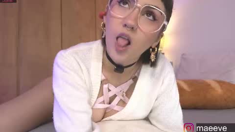 Snapshot of maeeve_ chatting on 03/08/25, 03:35 Maeve schedule 11 am- 530 pm colombia time online show from 03/08/25, 03:35