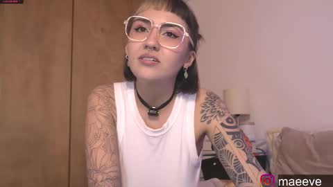 Snapshot of maeeve_ chatting on 03/11/25, 10:42 Maeve schedule 11 am- 530 pm colombia time online show from 03/11/25, 10:42