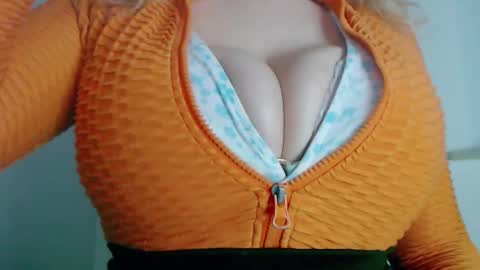 Snapshot of maggielandrin chatting on 01/27/25, 02:20 Maggie online show from 01/27/25, 02:20