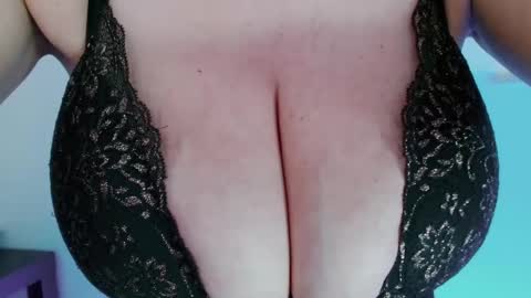 Snapshot of maggielandrin chatting on 02/02/25, 09:51 Maggie online show from 02/02/25, 09:51