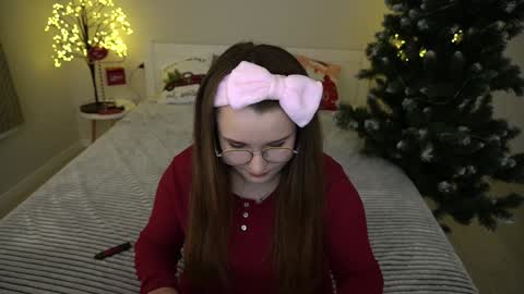 Snapshot of magicpeachhs chatting on 12/09/24, 02:17 Emily online show from 12/09/24, 02:17
