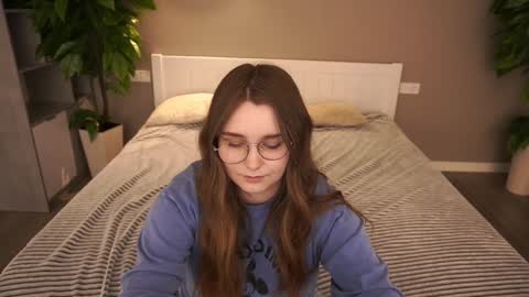 Snapshot of magicpeachhs chatting on 12/12/24, 02:00 Emily online show from 12/12/24, 02:00