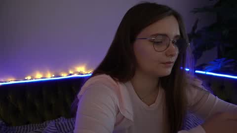 Snapshot of magicpeachhs chatting on 12/16/24, 06:16 Emily online show from 12/16/24, 06:16