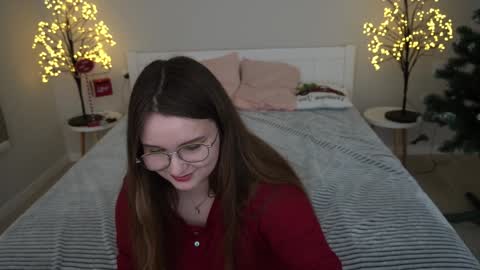 Snapshot of magicpeachhs chatting on 12/17/24, 01:49 Emily online show from 12/17/24, 01:49