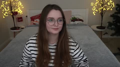 Snapshot of magicpeachhs chatting on 12/18/24, 01:56 Emily online show from 12/18/24, 01:56