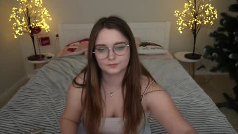 Snapshot of magicpeachhs chatting on 12/18/24, 05:00 Emily online show from 12/18/24, 05:00