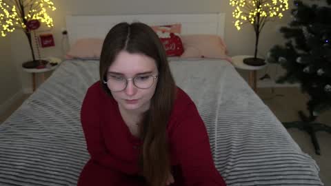 Snapshot of magicpeachhs chatting on 12/20/24, 05:08 Emily online show from 12/20/24, 05:08
