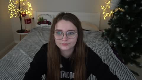 Snapshot of magicpeachhs chatting on 01/02/25, 08:02 Emily online show from 01/02/25, 08:02