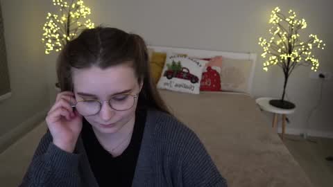Snapshot of magicpeachhs chatting on 01/06/25, 05:59 Emily online show from 01/06/25, 05:59
