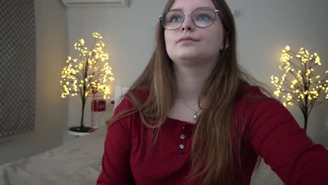 Snapshot of magicpeachhs chatting on 01/13/25, 06:16 Emily online show from 01/13/25, 06:16