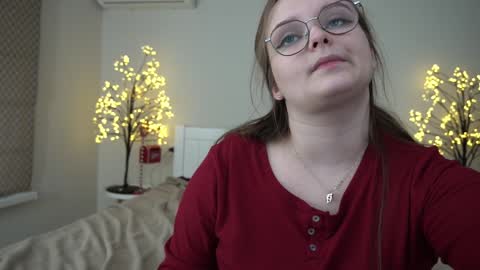Snapshot of magicpeachhs chatting on 01/13/25, 12:24 Emily online show from 01/13/25, 12:24