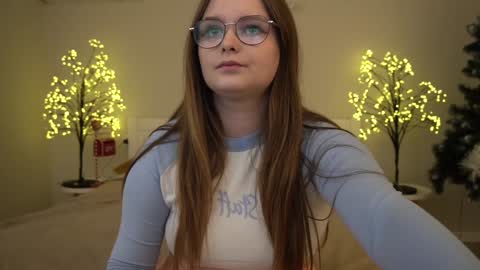 Snapshot of magicpeachhs chatting on 01/16/25, 01:36 Emily online show from 01/16/25, 01:36