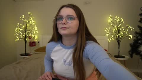 Snapshot of magicpeachhs chatting on 01/16/25, 06:06 Emily online show from 01/16/25, 06:06