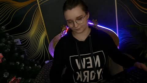 Snapshot of magicpeachhs chatting on 01/17/25, 05:08 Emily online show from 01/17/25, 05:08