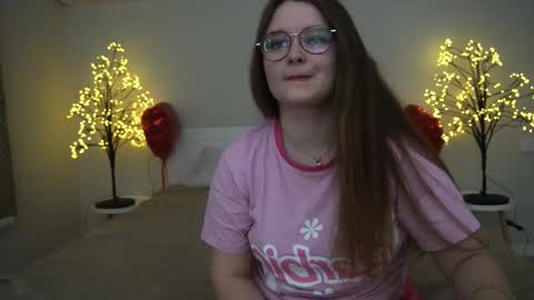 Snapshot of magicpeachhs chatting on 02/28/25, 07:05 Emily online show from 02/28/25, 07:05